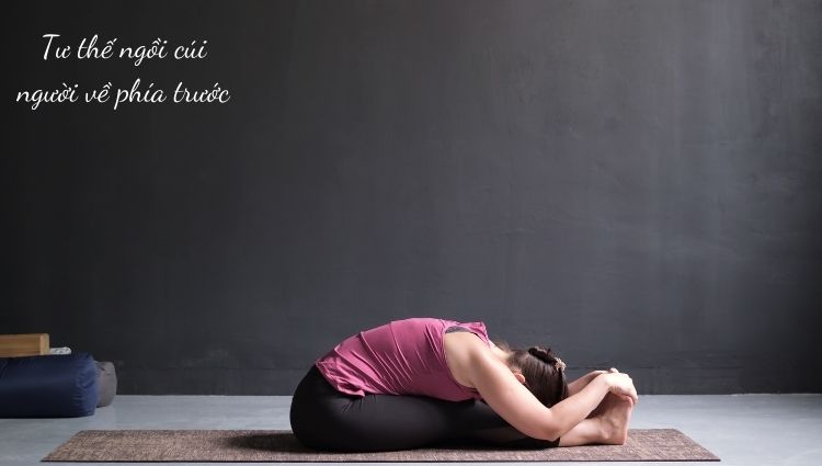Tư thế cúi người về trước là tư thế yoga giãn cơ dễ thực hiện