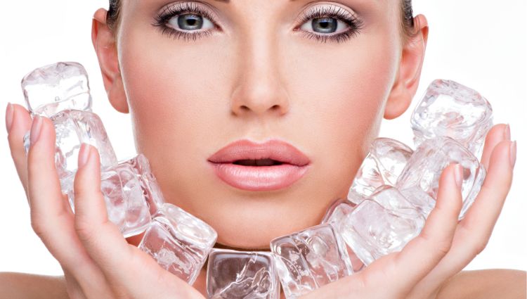 Giảm mỡ mặt bằng cách chườm đá lạnh 