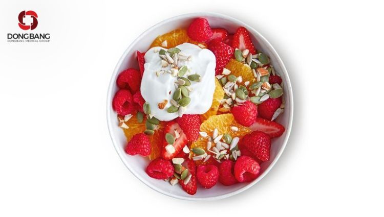 Salad cam và quả mọng kết hợp với sữa chua
