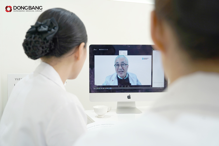 Các bác sĩ chăm chú lắng nghe giáo sư Choi Byeong IL chia sẻ chuyên môn.