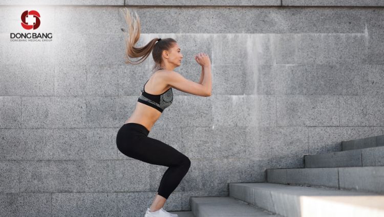 Squat bật nhảy giúp đốt cháy nhiều calo trong cơ thể