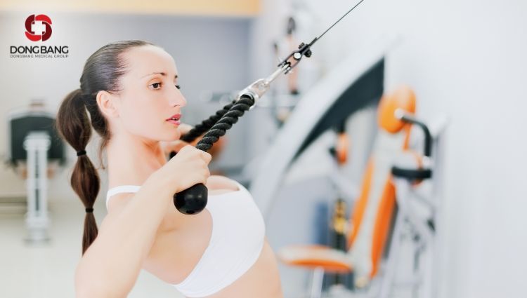 Bài tập giảm mỡ bắp tay kéo cáp khi đứng cần có thiết bị tập luyện