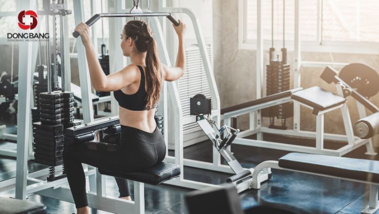 Bài tập kéo cáp ngồi giúp săn chắc bắp tay và cơ lưng