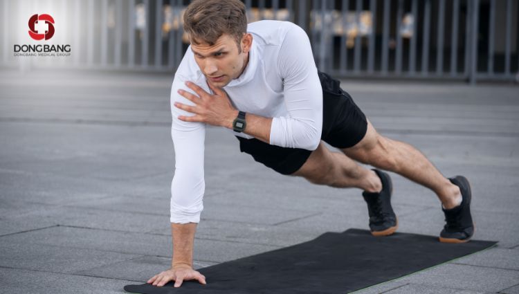 Thực hiện Plank và nghiêng 1 bên, chống khuỷu tay 