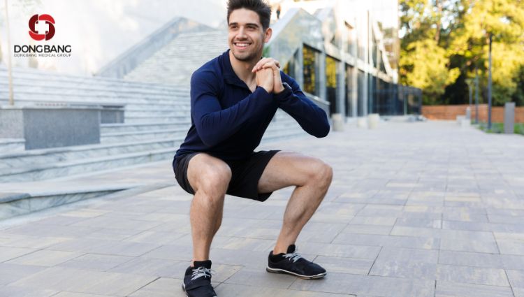 1 trong các bài squat giảm mỡ bụng đầu tiên là squat cơ bản 