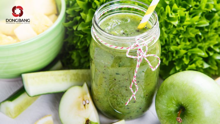 Nước ép rau bina và táo cung cấp nhiều chất xơ