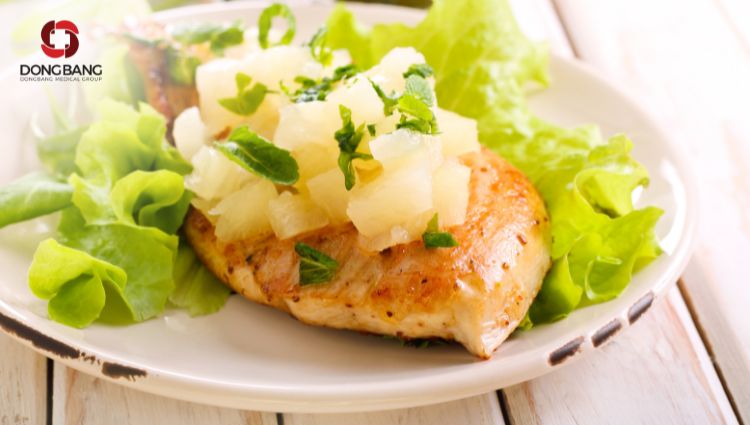 Ăn dứa có giảm cân không? Bạn có thể kết hợp dứa ăn cùng với món ăn giàu protein