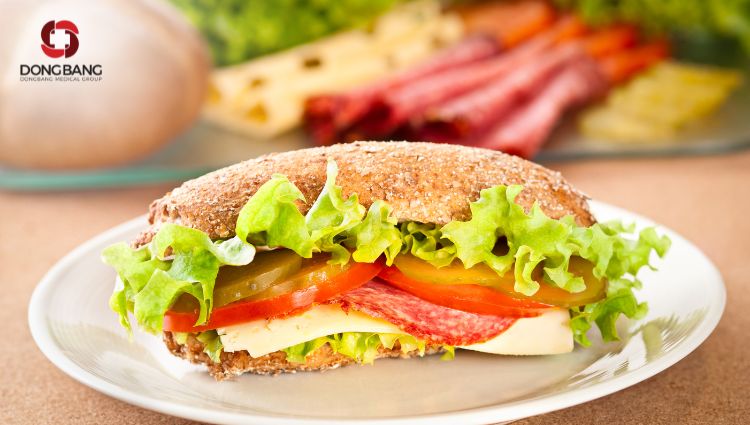 Món bánh sanwich với rau, cà chua và ít thịt là tốt nhất 
