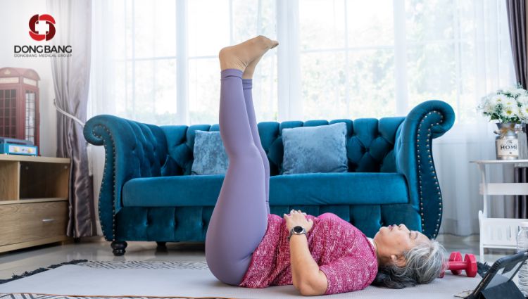 Nâng chân lên cao và vuông góc với thân trên