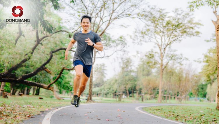 Chạy bộ là 1 trong các bài tập giảm mỡ toàn thân đầu tiên được lựa chọn