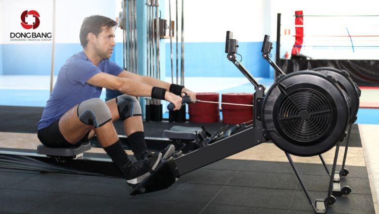 Dùng sức mạnh cơ thể để tập với máy chèo thuyền