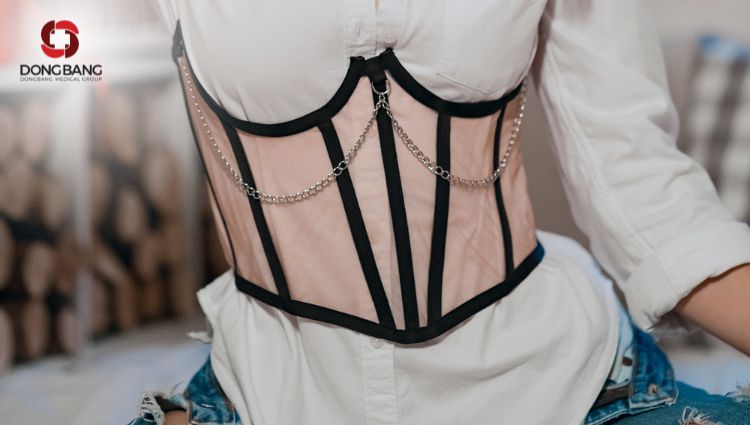 Bạn sử dụng corset giúp siết chặt vòng eo của bạn