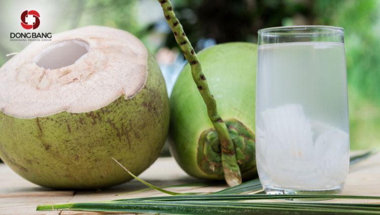Nước dừa là thức uống mát lạnh trong những ngày hè nóng bức