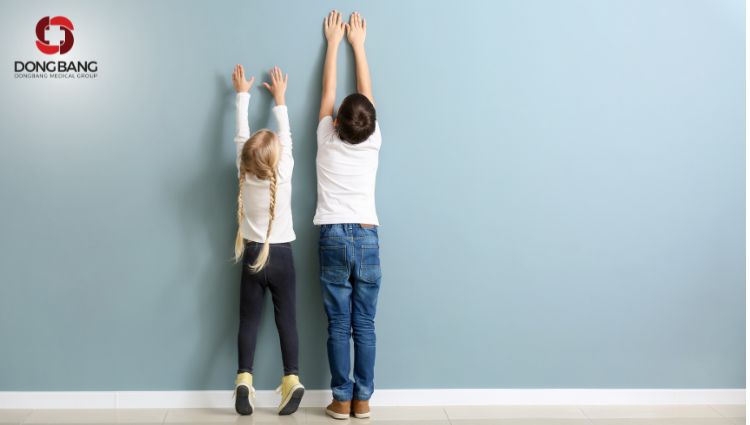 Bé trai giai đoạn này có thể trạng săn chắc hơn giai đoạn mẫu giáo