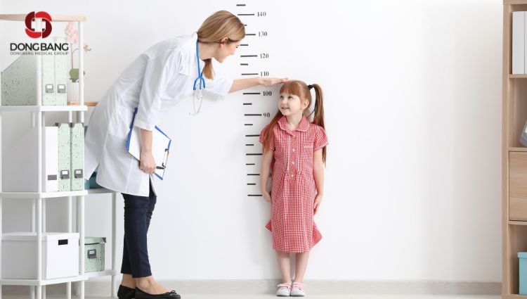 Có một số dấu hiệu cho thấy trẻ có thể đang phát triển chậm hơn so với mức tiêu chuẩn