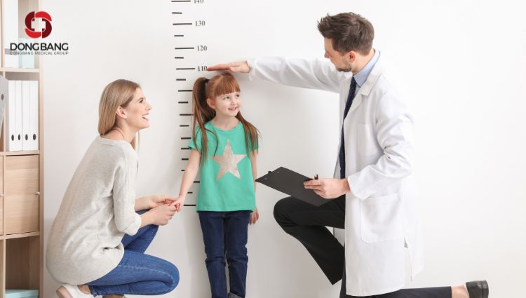 Có một số dấu hiệu cho thấy trẻ có thể đang phát triển chậm hơn so với mức tiêu chuẩn