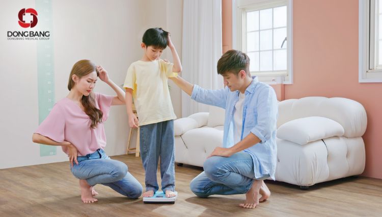 Đo cân nặng cho trẻ bằng cân nặng điện tử
