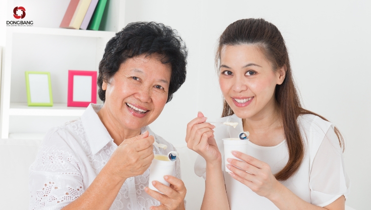 Nghiên cứu và quan điểm chuyên gia về ăn sữa chua trước khi ngủ