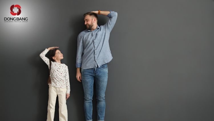 Việc theo dõi chiều cao và cân nặng của trẻ 12 tuổi đóng vai trò then chốt