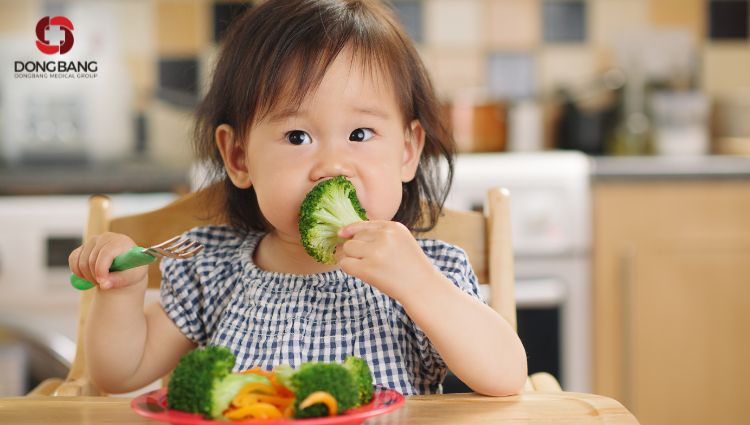 Xây dựng cho trẻ nhỏ chế độ ăn uống hợp lý đầy đủ dinh dưỡng